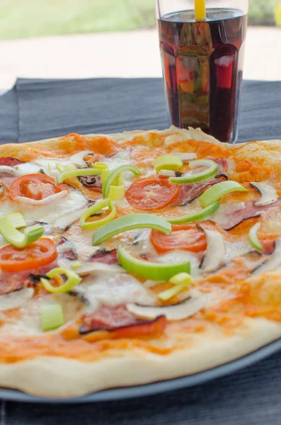 Zelfgemaakte pizza met soda — Stockfoto