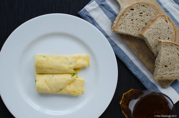 Omellete con hierbas y pan —  Fotos de Stock