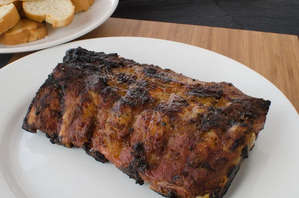 Sparerib op grill met duik en geroosterde stokbrood — Stockfoto