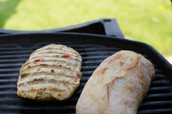 Kuřecí steak na grilu — Stock fotografie