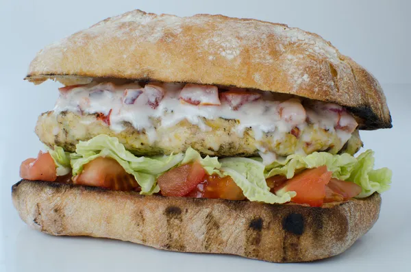 Italienischer Chicken Burger isoliert — Stockfoto