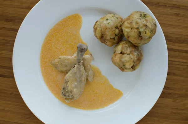 Kip met knoedels en paprika saus — Stockfoto