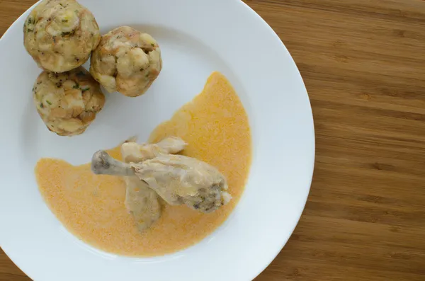 Kyckling med dumplings och paprika sås — Stockfoto