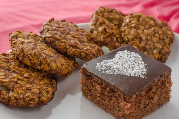 Bolo de chocolate e bolinhos caseiros — Fotografia de Stock