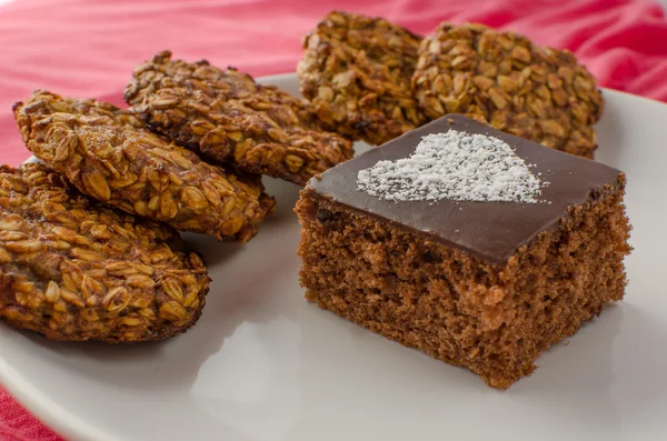 Pastel de chocolate y galletas caseras —  Fotos de Stock