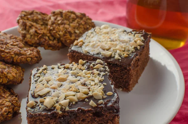 Chocolade cake en huisgemaakte koekjes — Stockfoto