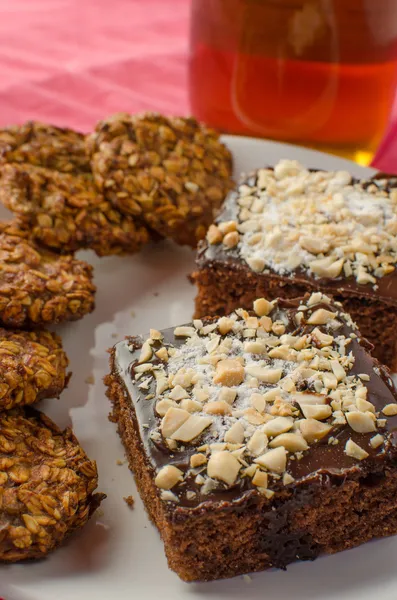 Chokladkaka och hemgjorda kakor — Stockfoto