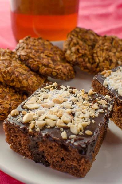 Gâteau au chocolat et biscuits faits maison — Photo