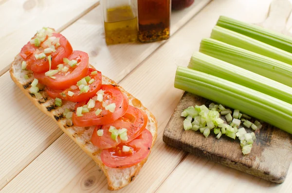 Gegrilde stokbrood met gegrilde tomaten — Stockfoto