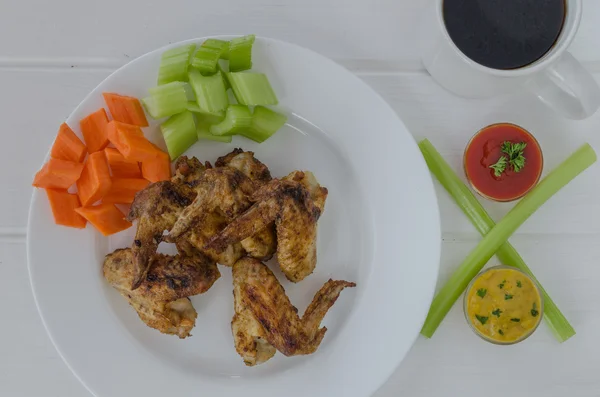 Chicken wings with dip and vegetables — Stock Photo, Image