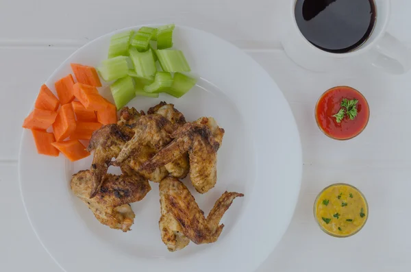 Sayap ayam dengan saus dan sayuran — Stok Foto