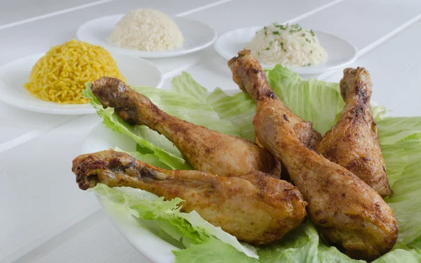 Coxas de frango grelhadas com arroz — Fotografia de Stock