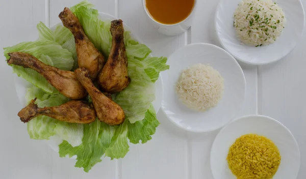 쌀과 구운된 닭 허벅지 — 스톡 사진