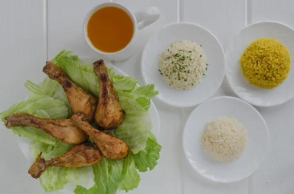 Grillattuja kananreisiä riisin kanssa — kuvapankkivalokuva
