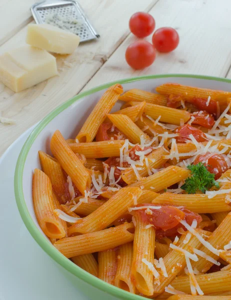 Свежая паста с помидорами, сыром пармезан и вином — стоковое фото