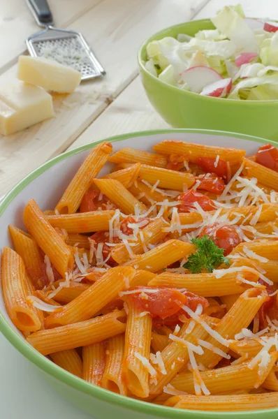 Fresh pasta with tomatoes, parmesan cheese and wine — Stock Photo, Image