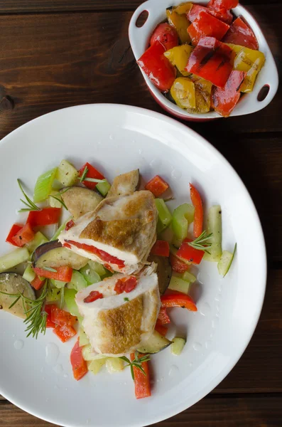 Gegrilde kippenborst met fetakaas — Stockfoto