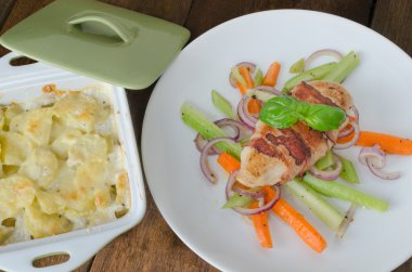 domuz eti ve sebze kızarmış tavuk