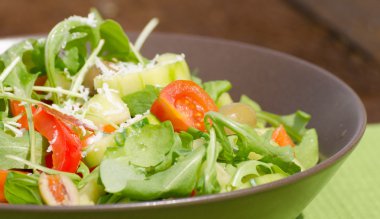 Roka Salatası, domates, zeytin ve parmesan ile