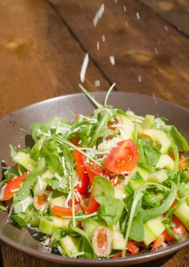 Roka Salatası, domates, zeytin ve parmesan ile