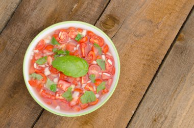 domates salatası soğan ve fesleğen