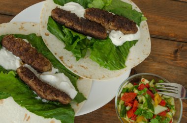 domuz eti yemek, creame ve romaine marul ile şal