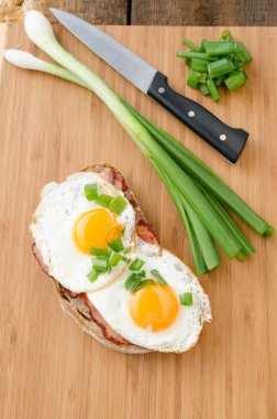 yumurta ve jambon ile taze ekmek