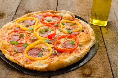 kırmızı biber, salam ve zeytin İtalyan pizza