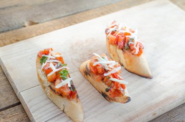 soğan, domates ve fesleğen ile crostini