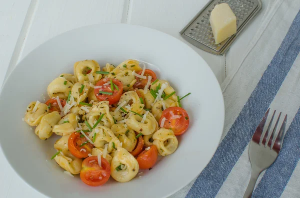 Tortellini with parmesan and tomatoes — Stock Photo, Image