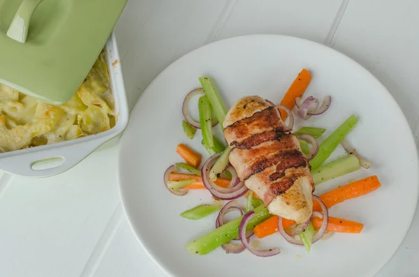 Smažené kuře se slaninou a zeleninou — Stock fotografie