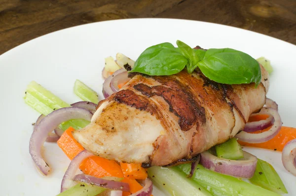 Stekt kyckling med bacon och grönsaker — Stockfoto