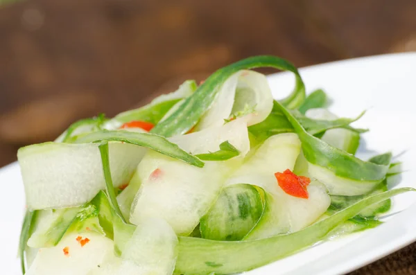 Komkommer salade met Spaanse peper — Stockfoto