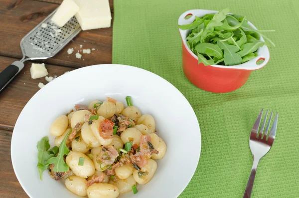 Schwarzwald gnocchi with ham, onion and wine — Stock Photo, Image