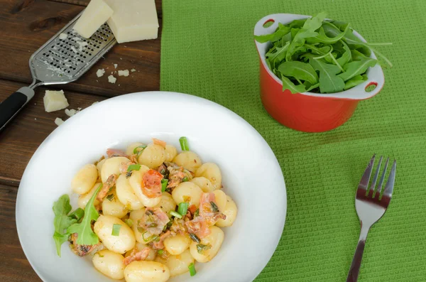 Schwarzwald gnocchi sonka, hagyma és a bor — Stock Fotó