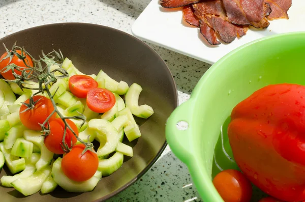 Arugula Salad with tomatoes, olives and parmesan — Stock Photo, Image