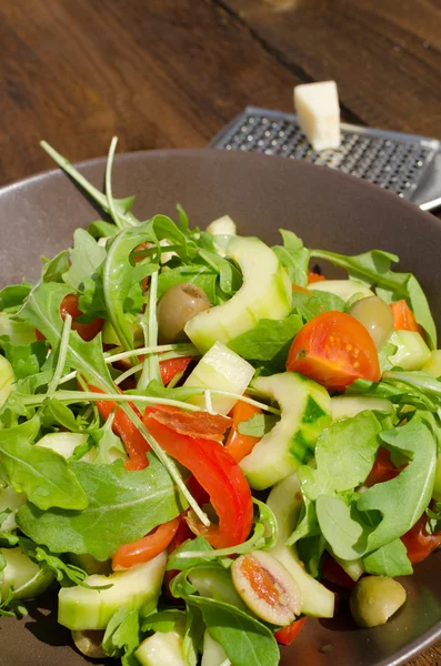 Arugula Salad with tomatoes, olives and parmesan — Stock Photo, Image