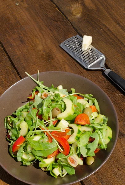 Arugula Salad with tomatoes, olives and parmesan — Stock Photo, Image