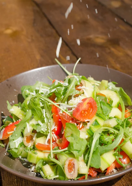Salát rukola s rajčaty, olivami a parmezánem — Stock fotografie