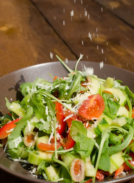 Salát rukola s rajčaty, olivami a parmezánem — Stock fotografie