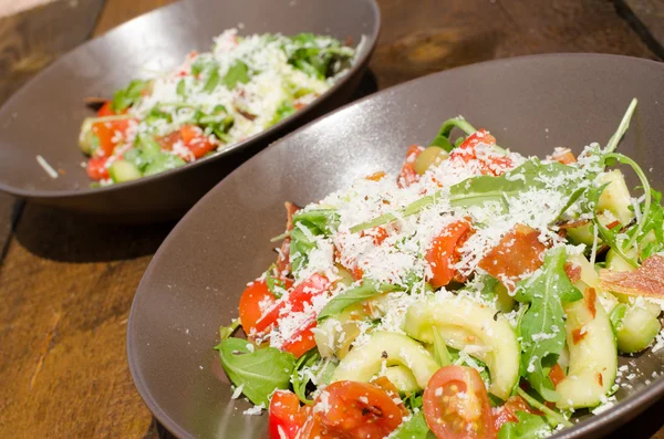 Arugula Salad with tomatoes, olives and parmesan — Stock Photo, Image