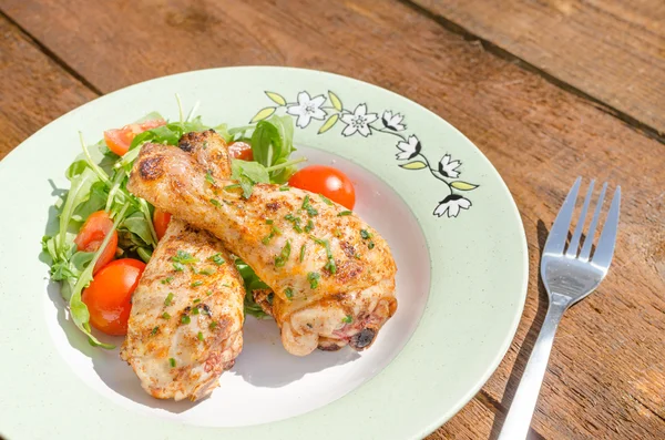 Gegrilde kip drumstick met plantaardige — Stockfoto