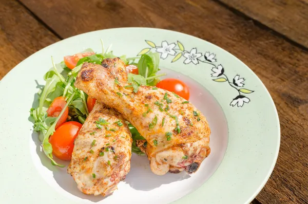 Gegrilde kip drumstick met plantaardige — Stockfoto