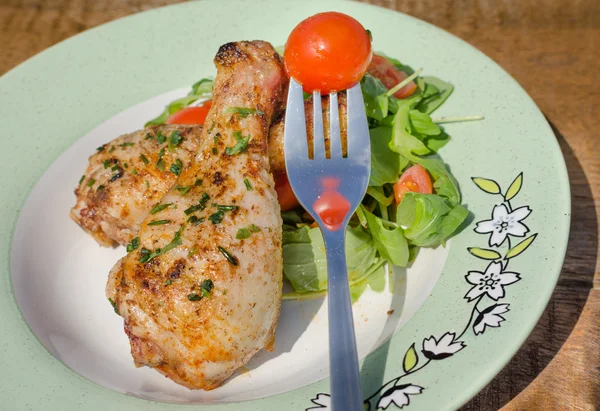 Grillad kyckling Kycklingben med vegetabiliska — Stockfoto