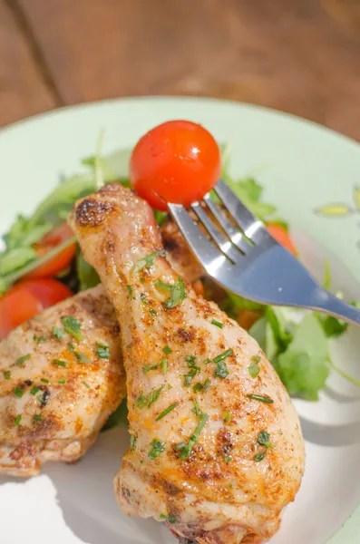 Gegrilde kip drumstick met plantaardige — Stockfoto