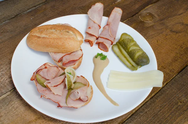 Offenes Sandwich mit Käse, Baquette, Schinken — Stockfoto