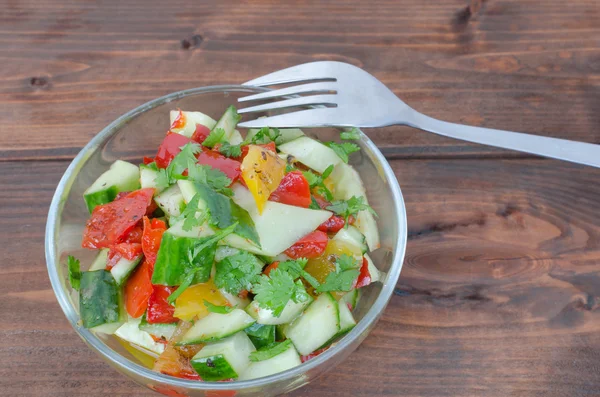 Огуречный салат с кориандром — стоковое фото