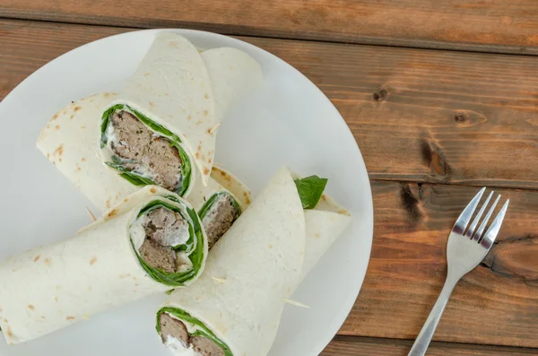 Envoltura con harina de cerdo, crema y lechuga romana —  Fotos de Stock