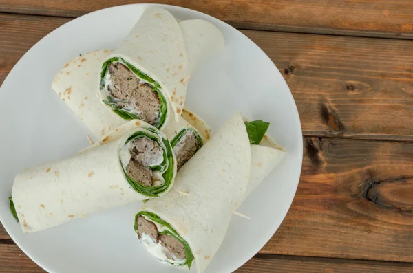 Envoltura con harina de cerdo, crema y lechuga romana — Foto de Stock