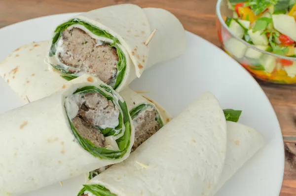 Wikkel met varkensvlees maaltijd, creame en romaine sla — Stockfoto